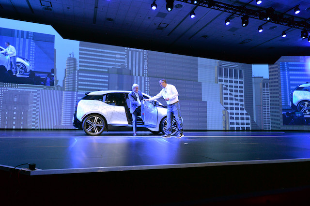 BMW無人駕駛項(xiàng)目負(fù)責(zé)人Elmar_Frickenstein介紹與英特爾展開無人駕駛的合作